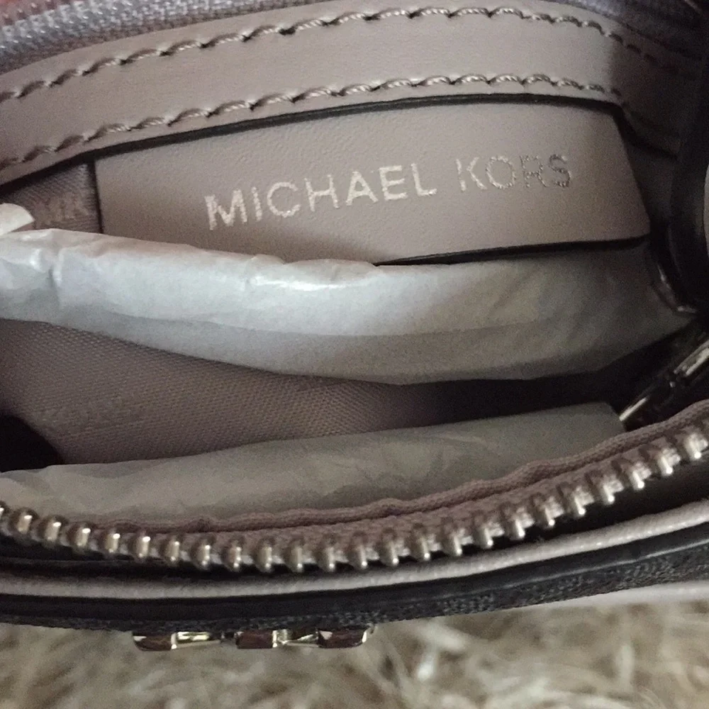 Michael Kors Gloria Pocket Swing Pack Crossbody